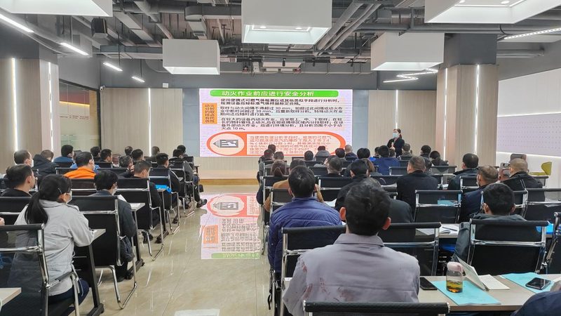 网络课程平台的功能繁多，但大致可以分为以下几个类别：
